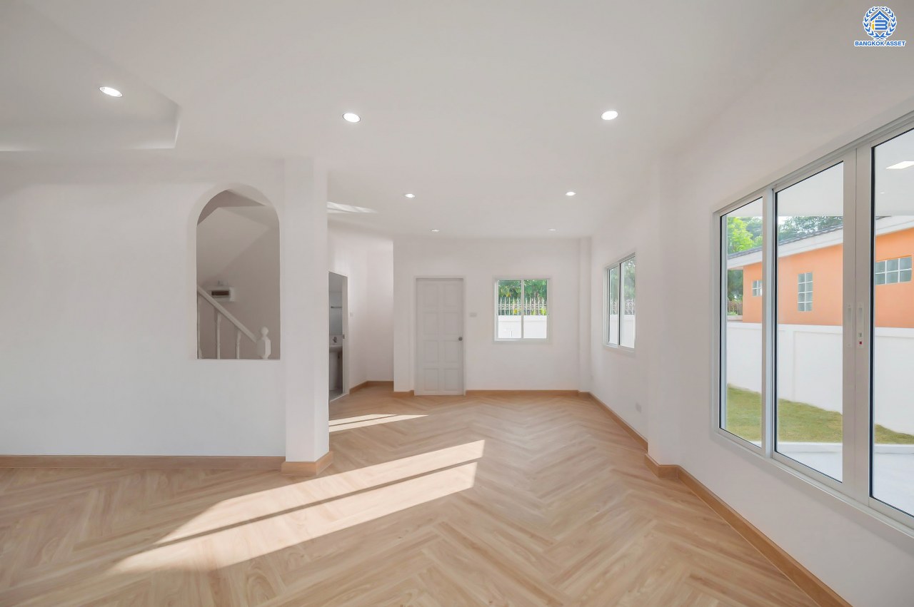 บ้านมือสองตกแต่งใหม่ โครงการ ประดับดาว5-6 ท่าอิฐ ตกแต่งครบครัน พร้อมอยู่ บนเนื้อที่ 52.8 ตร.ว. พื้นที่ใช้สอย 104.5 ตร.ม.  พร้อมฟังก์ชัน 3 ห้องนอน 2 ห้องน้ำ จอดรถได้ 1 คัน พื้นที่ใช้สอยกว้างขวาง บนทำเลที่ดีที่สุด เชื่อมต่อได้หลายเส้นทาง ใกล้รถไฟฟ้าสายสีม่วง "สถานีบางรักน้อยท่าอิฐ"